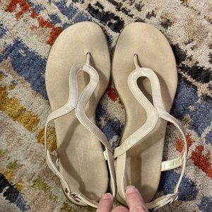 Aerosoles- cream/tan glossy finish sandal- ladies sz 8